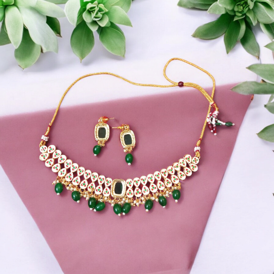 Vamria Necklace Set