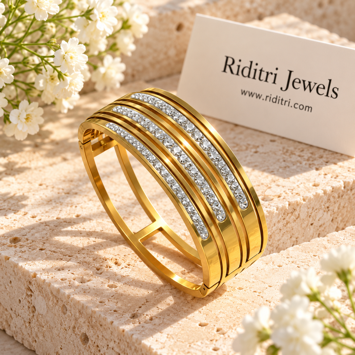 Aura Linea banded bracelet by Riditri Jewels showing side hinge