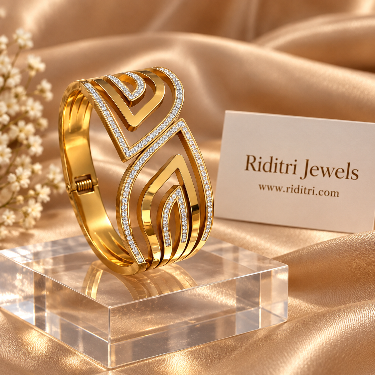 Aura Echo festive bracelet with CZ borders and side hinge