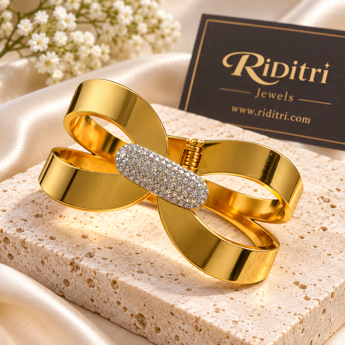 Aura Ribbon openable bow bracelet with high-polish gold-toned loops