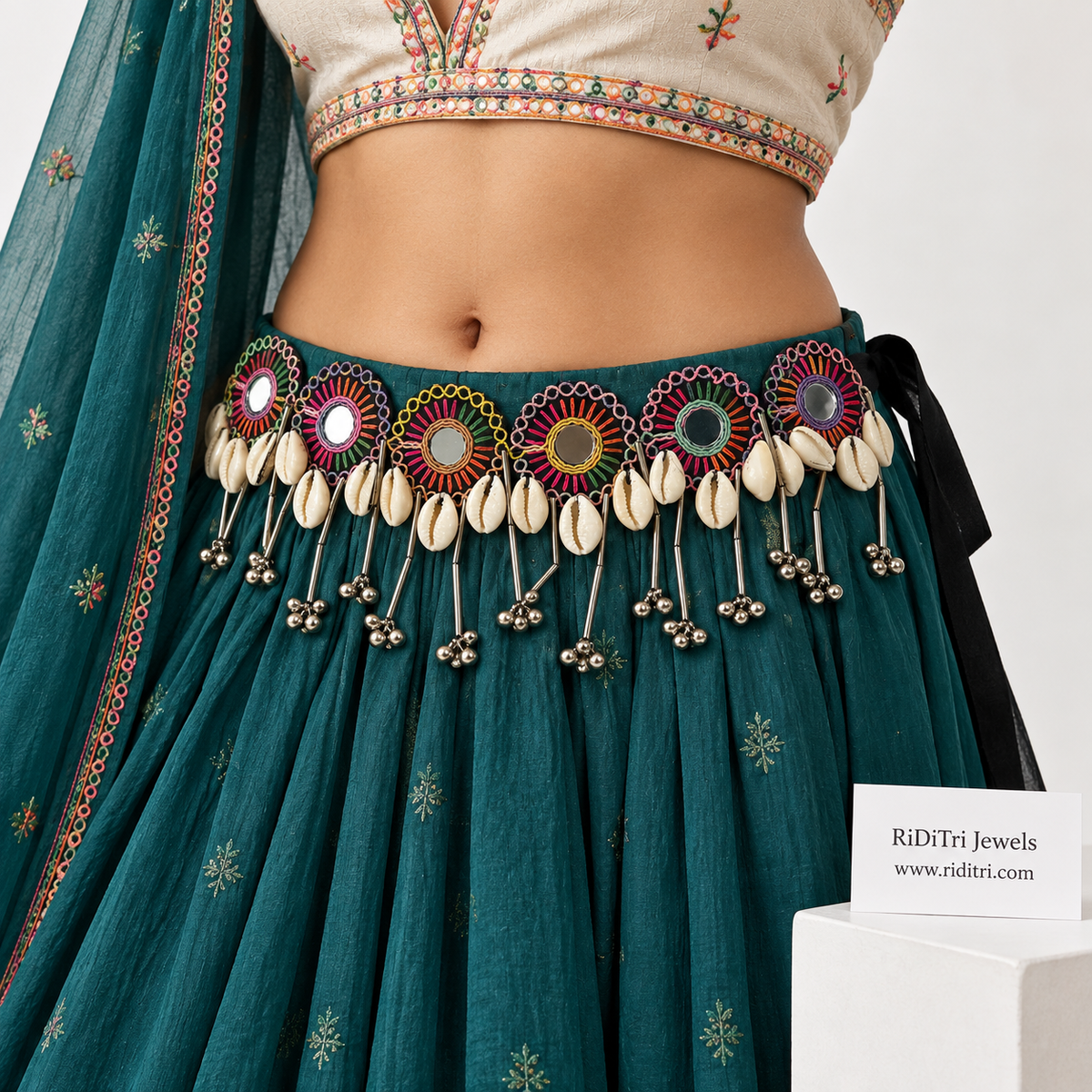 Free size embroidered garba kamarbandh with black ribbon tie for Navratri, view 3