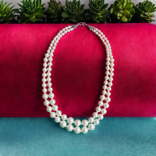 White Aanvi Shell Pearl Necklace